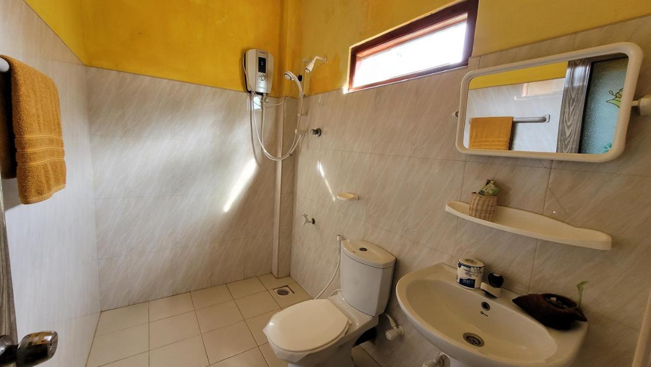 Malika'S Yellow House Хикадува Екстериор снимка
