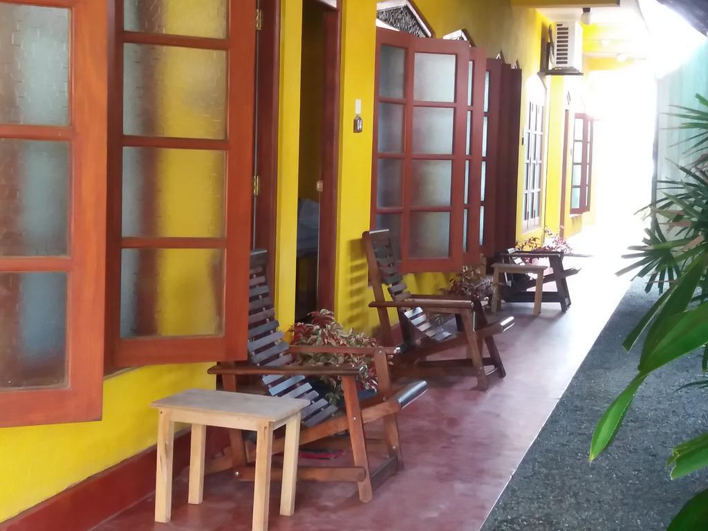 Malika'S Yellow House Хикадува Екстериор снимка