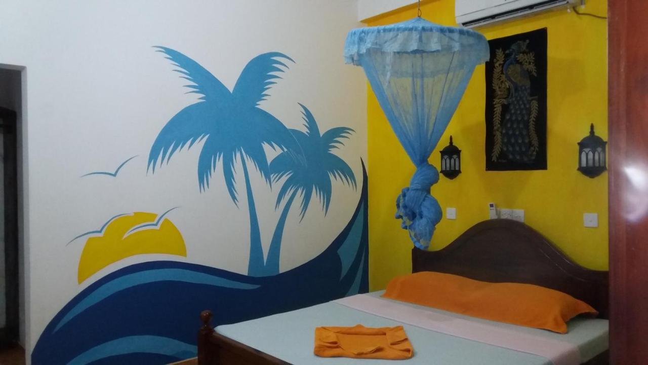 Malika'S Yellow House Хикадува Екстериор снимка